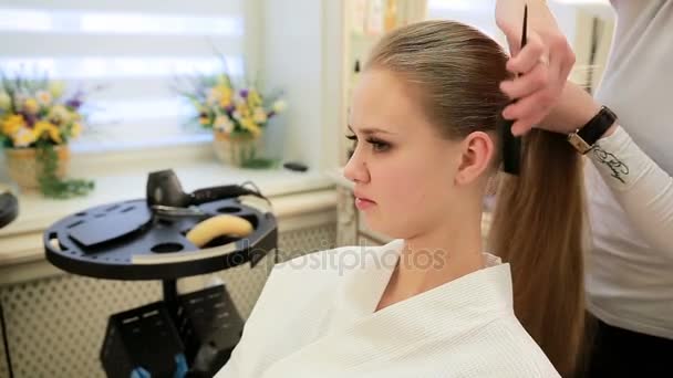 Junge Frau bekommt ihr Haar im Friseursalon angezogen. — Stockvideo