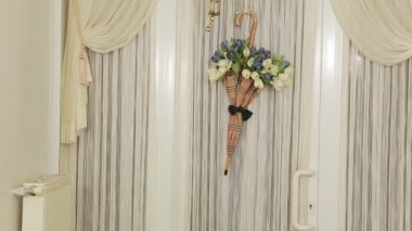 İyi bir ruh hali içinde genç güzel kız partiye gider. Beyaz kız Abiye veda etmek elini dalgalar