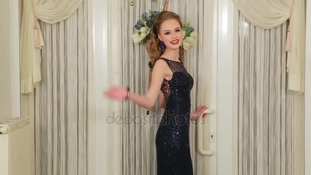 Girl ready to go to prom. Young girl in evening dress waves her hand to say goodbye — Stock Video