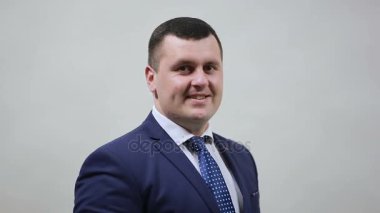 Başparmak yukarıya tarafından başarılı bir iş adamı, beyaz arka plan