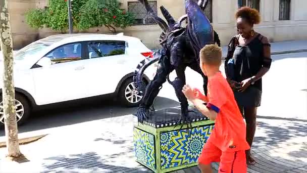 Barcelona lato: Statua Living obcych i turystów w Barcelonie, Hiszpania na Sierpień 23, 2015 — Wideo stockowe