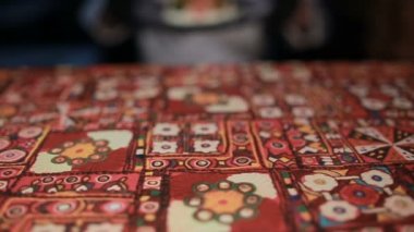 Lezzetli sebze salatası sunan beyaz üniformalı closeup Şef. Ağır çekim