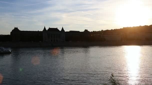 Budapest. Danube. Coucher de soleil, crépuscule. Architecture, vieilles maisons, rues et quartiers. Hongrie — Video