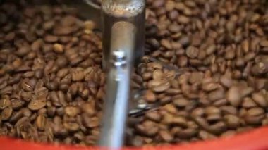 Taze kavrulmuş kahve çekirdekleri soğutma geleneksel kahve kavurma. Kahvenin kavurma sonra soğutma. Kavurma makinesi