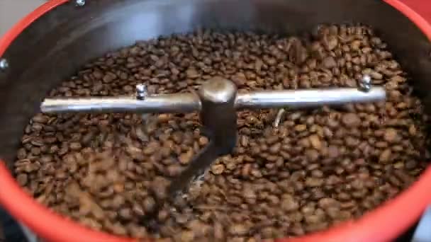 Змішування смаженої кави — стокове відео
