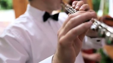 Müzisyen flüt çalış. Profesyonel düğün flüt çalmaya flütçü