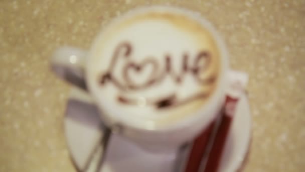 Ένα φλιτζάνι καφέ latte art, σύμβολο καρδιά αγάπη — Αρχείο Βίντεο