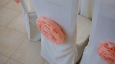 Satır koltukları düğün restoranın Konuklar için. Dekor düğün. Düğün töreni için sandalye. Bekleme salonunda bir düğün çadırı