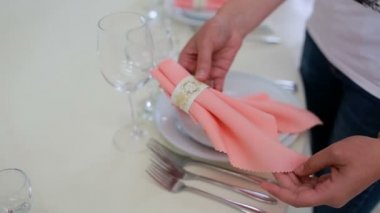 Garson Restoran tablo peçete ile görev yaptı..