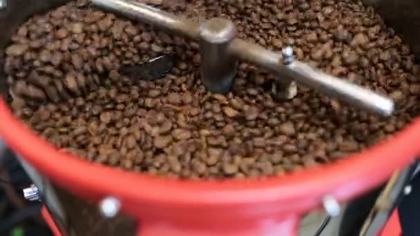 Mencampur kopi panggang. Coffee roaster cooling down freshly roasted coffee beans — Stok Video