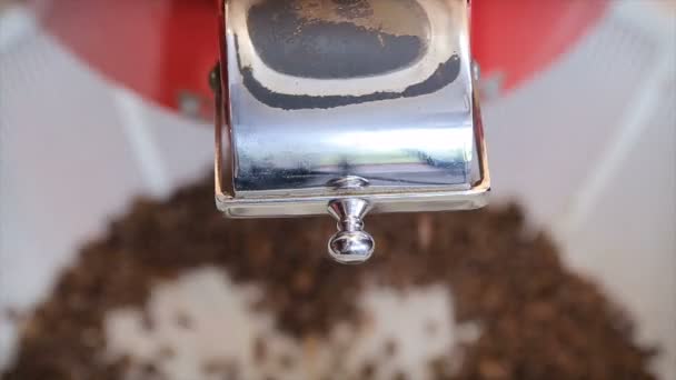 Les grains de café fraîchement torréfiés de torréfacteur. grains de café après torréfaction tombant dans un panier blanc. Gros plan — Video