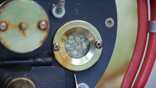 特殊な機械でコーヒー豆を焙煎 — ストック動画