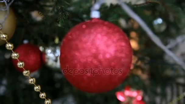 Hermoso juguete rojo de Navidad en el árbol de Navidad — Vídeo de stock