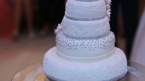 Esküvői torta készen áll a vágás és a szerelmes pár eszik — Stock videók