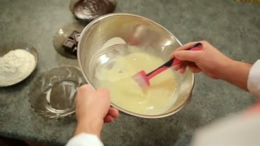 Krep veya pasta için sıvı meyilli karıştırma eller mans