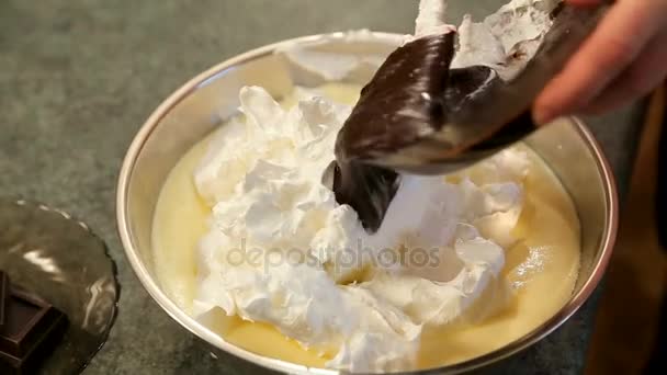 Preparo la torta al cioccolato e brownie. Versare cioccolato fondente. Crema miscelante con cioccolato — Video Stock