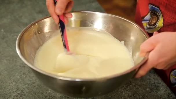 Man mixen de ingrediënten in een metaalkom voor het maken van Cookies. Hand Baker bereidt het deeg met eieren, boter, suiker en bloem in de keuken. Man Dessert voorbereiden met de familie. — Stockvideo