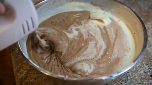 Usando um misturador elétrico para bater chocolate ou cacau em pó, fermento em pó e farinha . — Vídeo de Stock