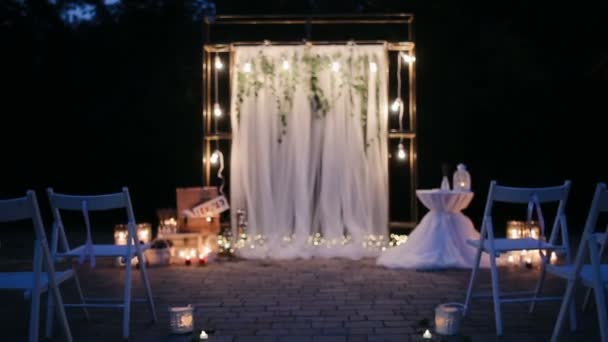 Decoração de cerimônia de casamento com velas à noite ao ar livre — Vídeo de Stock