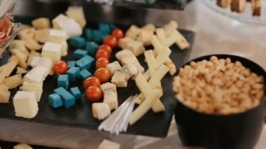 Restorandaki ziyafet sırasında farklı atıştırmalıklar ve aperatiflerle süslenmiş zarif bir yemek sofrası. Akşam partisindeki ya da düğün törenindeki konuklar için hazırlanmış açık büfe yemekleri.