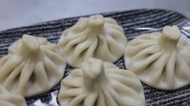 Geleneksel Gürcistan hamur tatlısı, Khinkali, tabağında kıyma ile