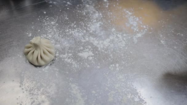 Georgiska köket verkstad manlig kock matlagning khinkali i restaurang. Närbild skott av kock händer sätta dumplings på bricka — Stockvideo