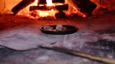 Kızartma salyangoz salyangozlarını ısıtma fırınında pişiriyor açık ateş ve restoran mutfağında odun yakıyor.