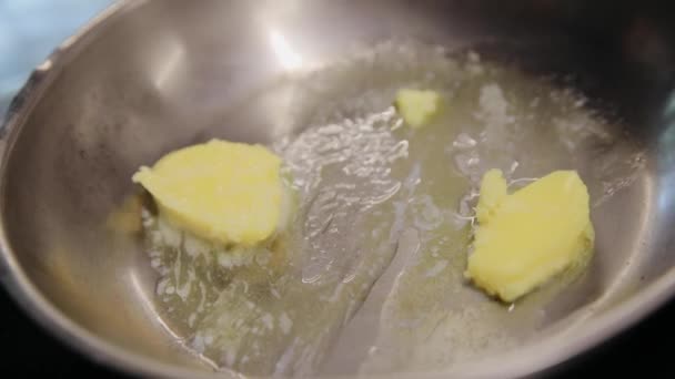 To smørstykker som smelter i stekepanne. Profesjonell kokk begynner å lage mat i panne – stockvideo