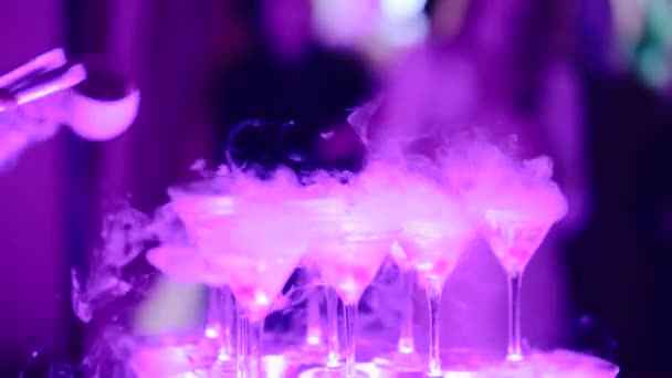 シャンパンスライド。ドライアイスのチェリーと蒸気でシャンパングラスで作られたピラミッドや噴水 — ストック動画