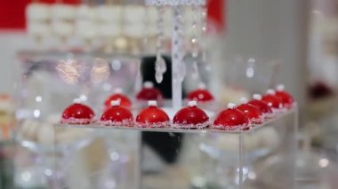 Keklerle nefis bir açık büfe. Kremalı keklerin üstüne mini marşmelov. Düğünde tatlı bayram büfesi.