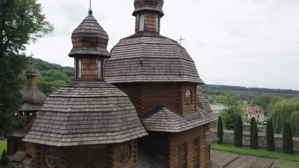 Iglesia de madera del complejo del monasterio de Krehiv, Ucrania. Vista desde arriba desde el aeródromo — Vídeos de Stock