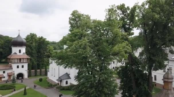 Krehiv Manastırı kompleksinin kuadkopterinden hava görüntüsü. Lviv, Zhovkva bölgesi, Galychyna, Ukrayna — Stok video