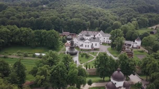 Krehiv klooster omgeven door een vredig bos, beschoten met een drone in 4K. Lviv, regio Zhovkva, Galychyna, Oekraïne — Stockvideo