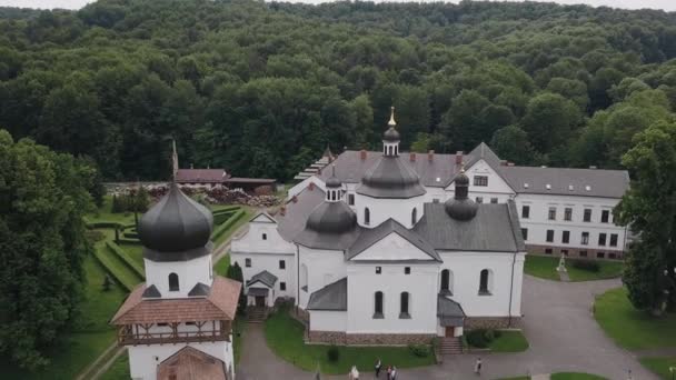 Krehiv un ancien complexe monastique, Ukraine. Vue du dessus depuis un drone aérien — Video