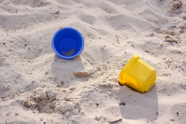 Sarı kumsal, altında çocuk oyuncakları olan