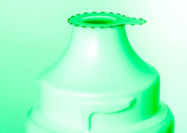 Diş macunu veya krema için yeşil ışıkta plastik tüpün üst kısmı