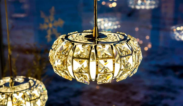 Kristal avizenin etrafında karanlık gece gökyüzüne karşı daire çiz