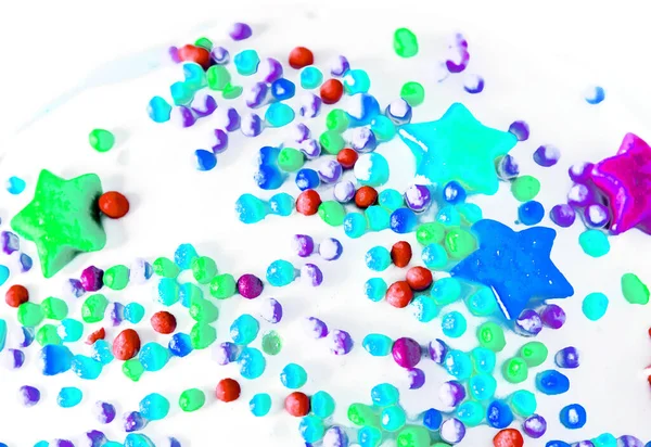 mavi yeşil küçük şeker damlaları ve küçük yıldızlar pasta süsü olarak