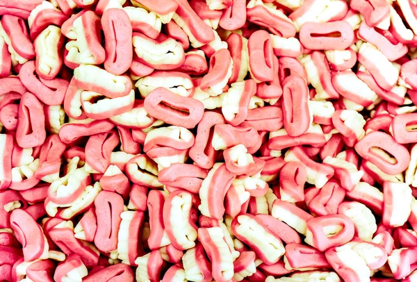 kırmızı beyaz jöle şekerler arka planda yatıyordu