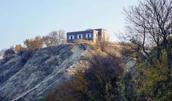 Modern tuğla ev topuk üzerinde kalır.