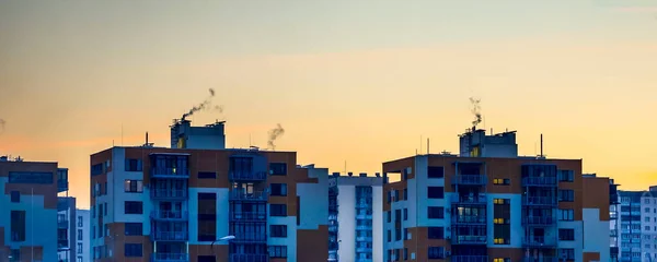 Şehirde bir akşam. günbatımı gökyüzü yaşam evlerinin altında