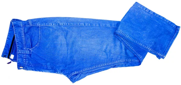 Erkeklerin sol tarafı kot pantolonu beyaz sırtında katlar.