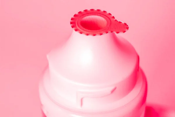 Diş macunu tüpü açık, folyo kırmızı ışıkta.