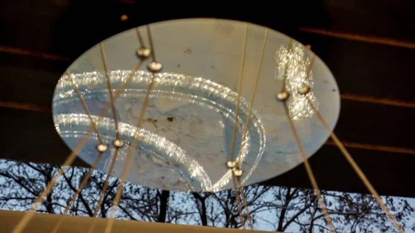 Geceleri kristalleri olan lüks, yuvarlak bir avize.