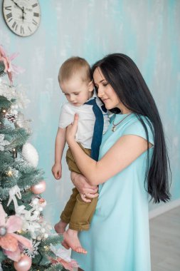 Mutlu anne ve oğlu bir Noel ağacı süsleme. Aile tatil kavramı
