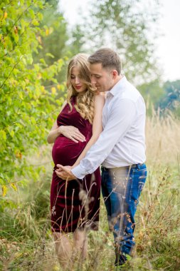 Onun hamile eşi doğada sarılma koca mutlu