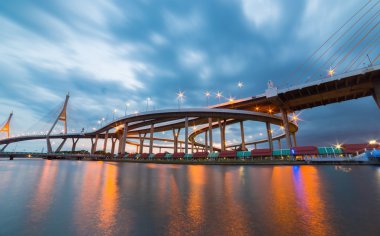 Karayolu Köprüsü ve nehir