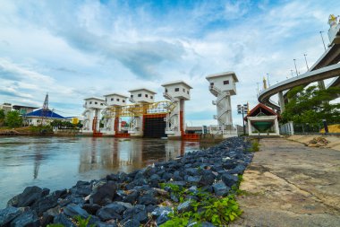 Karayolu Köprüsü ve nehir