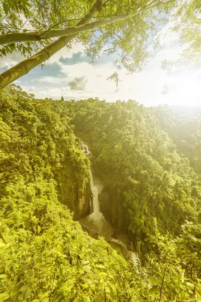 Cascada en la montaña — Foto de Stock