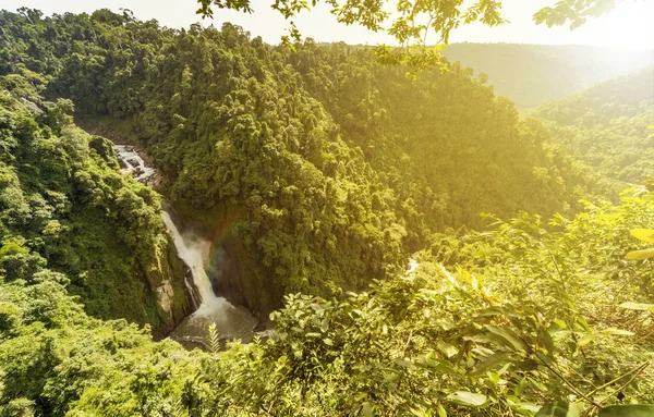 산에 있는 폭포 — 스톡 사진